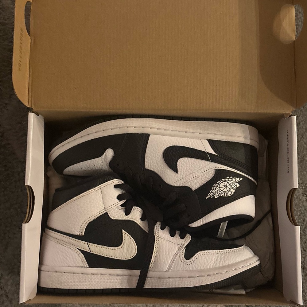 Jordan Women's Sneakers Black and White